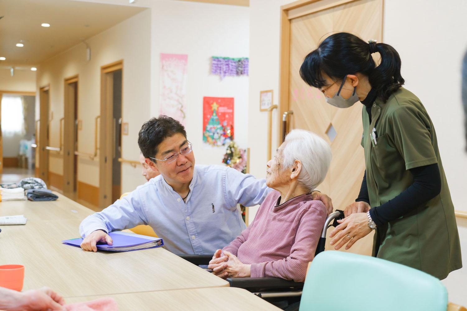 院長が老人ホームにて診察をしている様子